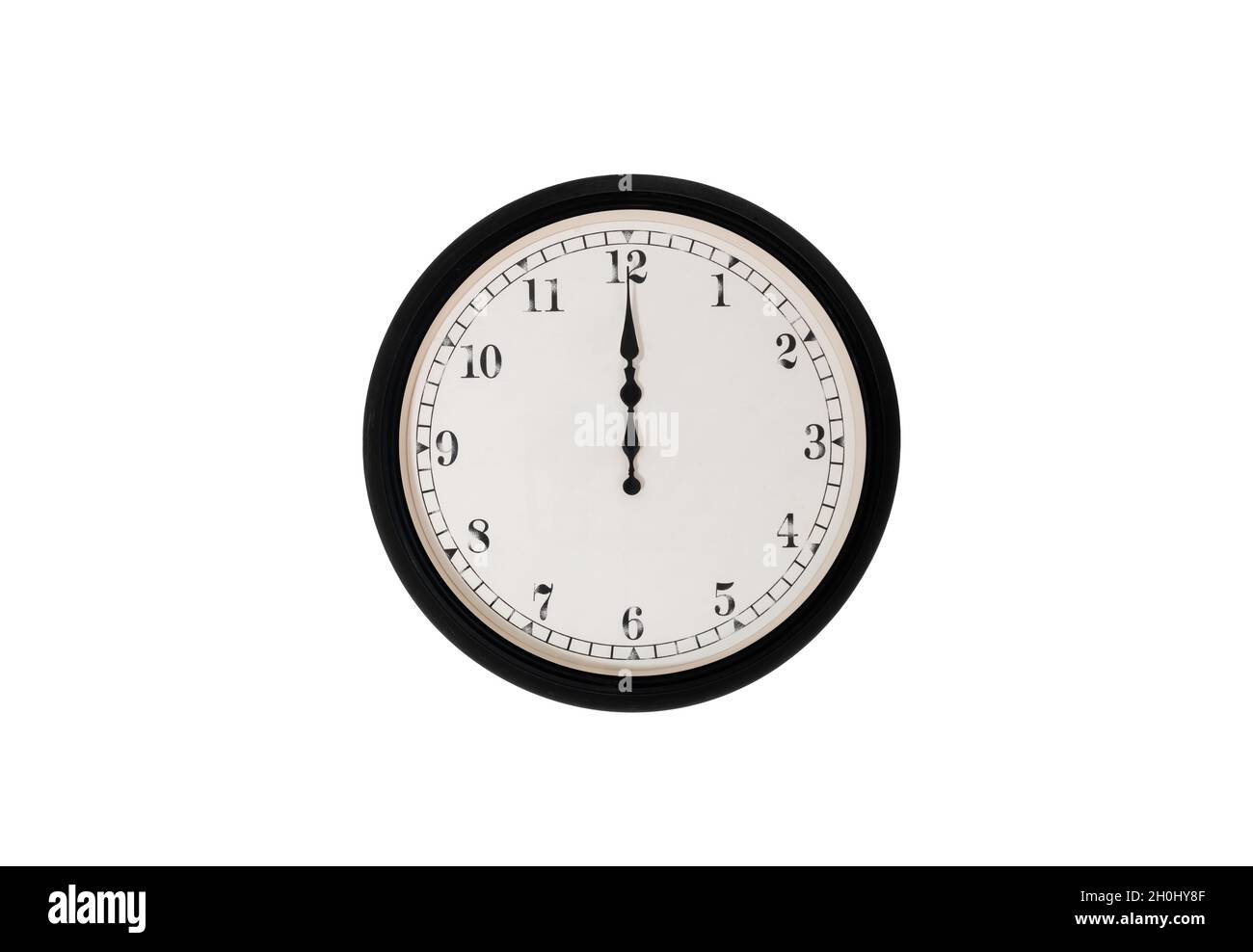 Klassische analoge Wanduhr, die auf weißem Hintergrund die 12`-Uhr-Uhr-Anzeige zeigt. Stockfoto